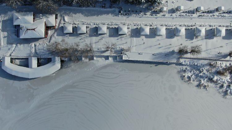 <p>Cumhurbaşkanlığı kararnamesiyle <strong>"Kesin Korunacak Hassas Alan" </strong>ilan edilen Hafik G&ouml;l&uuml;&rsquo;n&uuml;n y&uuml;zeyi tamamen buzla kaplandı.</p>

<p>&nbsp;</p>
