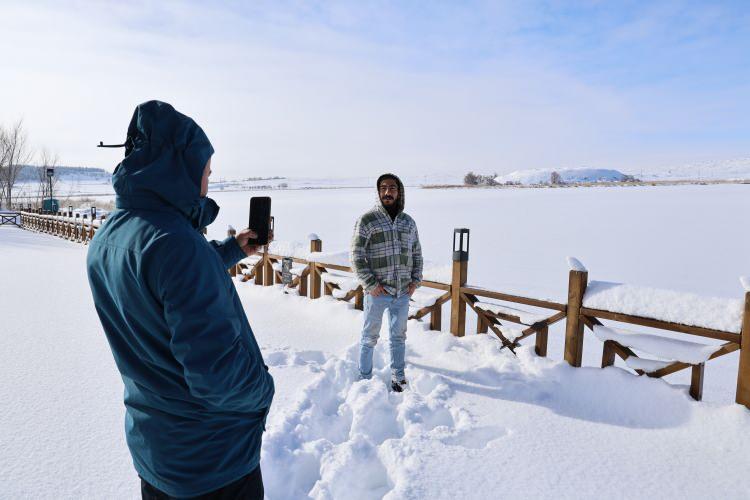 <p>T&uuml;rkiye&rsquo;nin en uzun nehri olan Kızılırmak&rsquo;ın Sivas kesiminde de suyun durgun aktığı b&ouml;l&uuml;mler tamamen dondu.</p>
