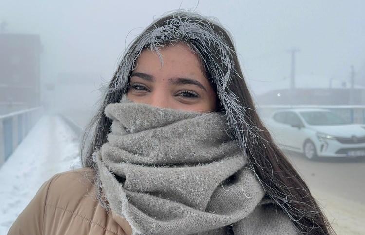 <p>Ağrı&rsquo;da ise Murat Nehri&rsquo;nin bazı b&ouml;l&uuml;mleri donarken, dondurucu hava nedeniyle dışarıdaki vatandaşların kaşları ve kirpikleri kırağı tuttu.&nbsp;</p>
