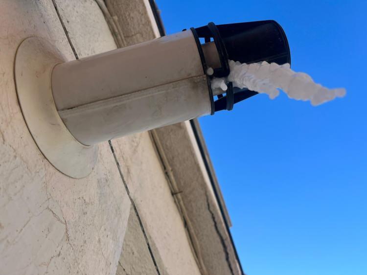 <p>Bayburt&rsquo;ta eksi 27 dereceye ulaşan soğuklar, doğal gaz tahliye borularının dahi buzlanmasına neden oldu.</p>
