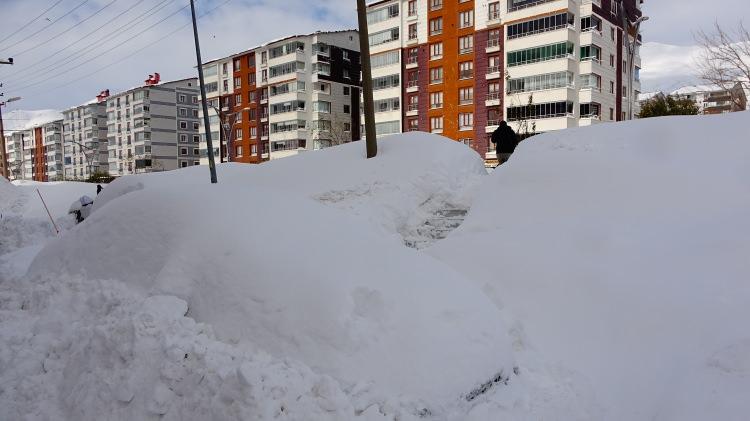 <p><strong><span style="color:rgb(178, 34, 34)">BİTLİS&rsquo;TE KAR MOTORLU M&Uuml;DAHALE VE YOL &Ccedil;ALIŞMALARI</span></strong></p>

<p>Kar kalınlığının yer yer 2 metreyi bulduğu Bitlis&rsquo;te, yağışın ardından gelen eksi 17 derecelik soğuk hava buzlanmayı beraberinde getirdi.&nbsp;</p>
