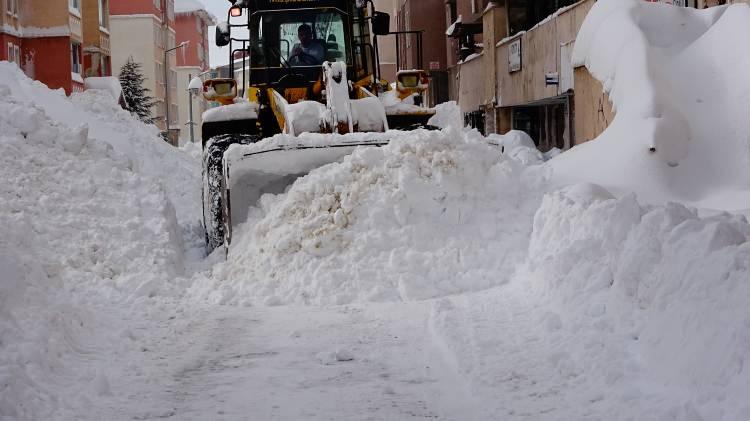<p>Bitlis Valiliği&rsquo;nden yapılan a&ccedil;ıklamada, trafik ekiplerinin kar motoru kullanarak olaylara m&uuml;dahale ettiği bildirilerek şu ifadelere yer verildi:&nbsp;</p>
