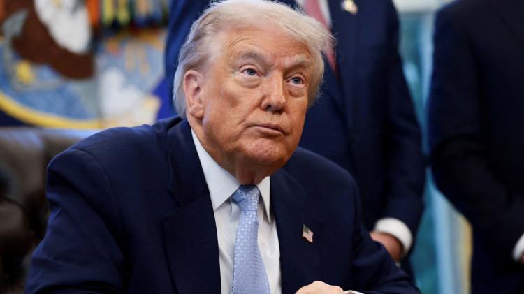 <p><span style="color:#B22222"><strong>"NEW YORK'TA YARGILANACAKLAR"</strong></span></p>

<p>Venezuela'ya d&uuml;zenlenen operasyonun ardından kameraların karşısına ge&ccedil;en Trump, &ouml;nemli a&ccedil;ıklamalarda bulundu. Operasyonu <strong>&ldquo;tarihin en ihtişamlı askeri hamlelerinden biri&rdquo;</strong> olarak nitelendiren Trump, Venezuela&rsquo;yı ge&ccedil;iş s&uuml;recinde ABD&rsquo;nin y&ouml;neteceğini ve Maduro&rsquo;nun New York&rsquo;ta narkoter&ouml;r su&ccedil;lamalarıyla yargılanacağını s&ouml;yledi.</p>
