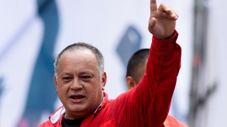 <p><span style="color:#B22222"><strong>DİOSDADO CABELLO&nbsp;</strong></span></p>

<p>İ&ccedil;işleri Bakanı Diosdado Cabello ise parti &ouml;rg&uuml;tleri ve g&uuml;venlik mekanizmaları &uuml;zerindeki etkisiyle biliniyor. Bazı analizlerde, Cabello&rsquo;nun iktidara gelmesi durumunda daha sert bir y&ouml;netim anlayışının h&acirc;kim olabileceği yorumları yapılıyor.</p>

<p>&nbsp;</p>
