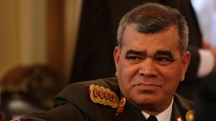 <p><span style="color:#B22222"><strong>VLADİMİR PADRİNO L&Oacute;PEZ</strong></span></p>

<p>Savunma Bakanı Vladimir Padrino L&oacute;pez de adı ge&ccedil;en bir diğer kritik fig&uuml;r. L&oacute;pez, yayımladığı son mesajlarda &uuml;lkenin yabancı askeri m&uuml;dahaleye karşı direneceğini vurgulamıştı. Yerel basına g&ouml;re, ABD&rsquo;nin Karakas&rsquo;a d&uuml;zenlediği saldırılarda L&oacute;pez&rsquo;in konutu da hedef alınan noktalar arasında yer aldı.</p>

<p>&nbsp;</p>
