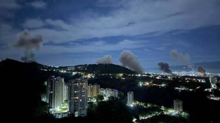 <p><span style="color:#B22222"><strong>ABD, VENEZUELA'YA SALDIRDI!</strong></span></p>

<p>&nbsp;</p>

<p>Venezuela&rsquo;nın başkenti Caracas&rsquo;ta d&uuml;zenlenen hava saldırıları, d&uuml;nya kamuoyunu bir kez daha ABD&rsquo;nin askeri m&uuml;dahalelerini tartışmaya a&ccedil;tı. Venezuela h&uuml;k&uuml;meti saldırıların ardından &uuml;lke genelinde seferberlik ilan ederken, operasyon talimatının <strong>ABD Başkanı Donald Trump tarafından verildiği iddiaları g&uuml;ndeme bomba gibi d&uuml;şt&uuml;.&nbsp;</strong></p>
