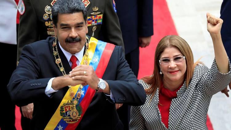 <p><span style="color:#B22222"><strong>TRUMP: MADURO VE EŞİ YAKALANDI</strong></span></p>

<p>&nbsp;</p>

<p>Caracas&rsquo;ta yaşananlar, ABD&rsquo;nin son y&uuml;zyılı aşan dış politika sicilini yeniden mercek altına aldı. Venezuela, ABD'nin saldırılarına, "ABD kaynakları ele ge&ccedil;irmeyi başaramayacak" diyerek tepki g&ouml;sterdi.</p>

<p>&nbsp;</p>

<p><span style="color:#B22222"><strong>Trump ise kısa bir s&uuml;re i&ccedil;erisinde Maduro ve eşinin yakalandığını duyurdu...</strong></span></p>
