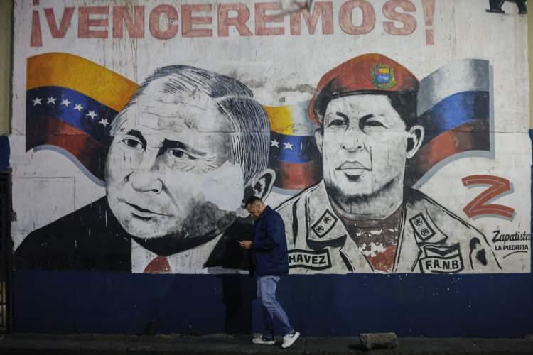 <p>Venezuela'nın başkenti Caracas'ta alevler ve dumanlar g&ouml;r&uuml;ld&uuml;. Patlamaların yerel saatle 2'de başladığı ve u&ccedil;akların al&ccedil;ak u&ccedil;uş yaptığı bildirildi.</p>
