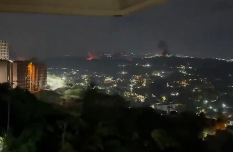 <p>Askeri tesis ve petrol rafinerisinden dumanlar yükseliyor. Caracas'ta bazı bölgelerde elektrik kesintileri yaşanıyor.</p>
