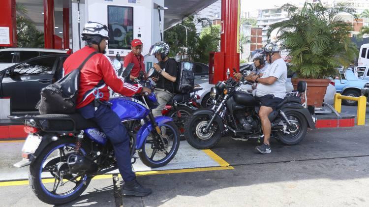 <p><span style="color:#B22222"><strong>VENEZUELA'DA SİYASİ KRİZ DERİNLEŞİYOR</strong></span></p>

<p><span style="color:rgb(67, 67, 67)">&Uuml;lkede g&uuml;venlik &ouml;nlemleri artırılırken, Caracas&rsquo;ta silahlı unsurların varlığı, destek g&ouml;sterileri ve marketler &ouml;n&uuml;nde oluşan uzun kuyruklar, yaşanan siyasi krizin g&uuml;nl&uuml;k yaşama yansımalarını g&ouml;zler &ouml;n&uuml;ne seriyor.</span></p>
