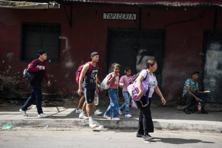 <p><span style="color:rgb(67, 67, 67)">Venezuela'nın başkenti Caracas'ta, ABD g&uuml;&ccedil;lerinin hedef aldığı belirtilen Fuerte Tiuna Askeri Kompleksi i&ccedil;inde bulunan konutlarda yaşayan &ccedil;ok sayıda kişinin evlerinden ayrıldığı g&ouml;r&uuml;ld&uuml;</span></p>
