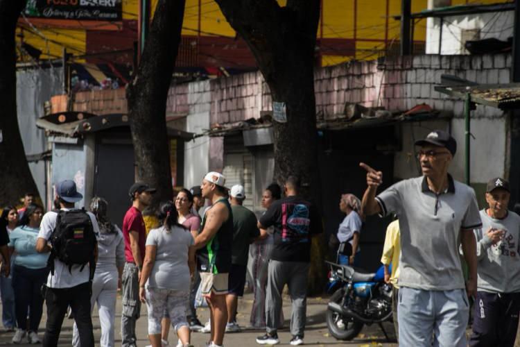 <p><span style="color:rgb(67, 67, 67)">B&ouml;lgede faaliyet g&ouml;steren iş yerlerinin yaklaşık y&uuml;zde 85'inin kapalı olduğu belirtilirken, kamuya a&ccedil;ık toplu taşıma ara&ccedil;larının da b&ouml;lgede g&ouml;r&uuml;lmediği kaydedildi.</span></p>
