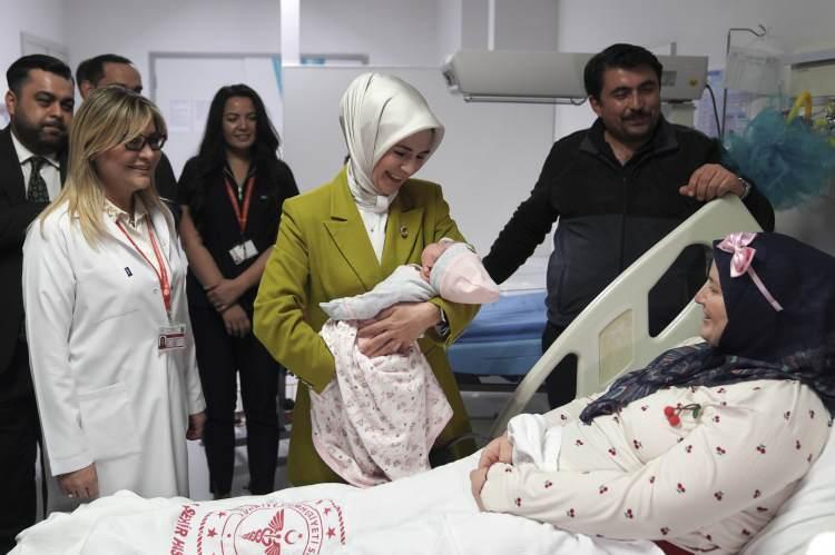 <p>Anne ve bebeğin sağlık durumuna ilişkin bilgi alan G&ouml;ktaş, 4 kilo 250 gram d&uuml;nyaya gelen İpek bebeği kucağına alarak yakından ilgilendi.</p>

<p>&nbsp;</p>

<p>Bakan G&ouml;ktaş daha sonra 3 kilo 130 gram olarak d&uuml;nyaya gelen Alya bebeğin annesi Yasemin Ulutaş ile bir araya geldi. Hamilelik s&uuml;recinin iyi ge&ccedil;tiğini ve gebe okulunun &ccedil;evrim i&ccedil;i eğitimlerinden faydalandığını belirten Ulutaş'ı tebrik eden G&ouml;ktaş, ailelere y&ouml;nelik desteklerin s&uuml;rd&uuml;ğ&uuml;n&uuml; ifade etti.</p>

<p>&nbsp;</p>

<p>Ziyaretlerinin ardından basın mensuplarına a&ccedil;ıklama yapan G&ouml;ktaş, yeni yılın ilk bebekleriyle bir araya gelmekten memnuniyet duyduklarını dile getirdi.</p>

<p>&nbsp;</p>
