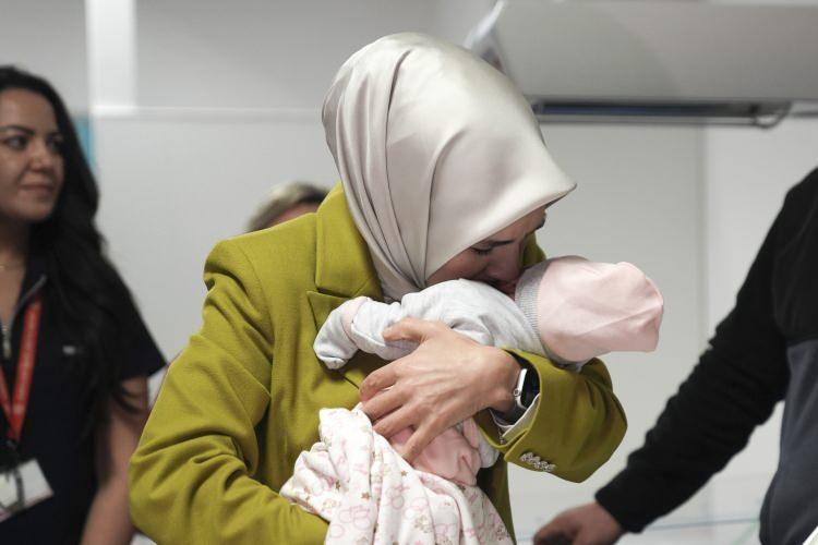 <p>Aileleri tebrik eden G&ouml;ktaş, "Ailelerin heyecanını paylaştık.</p>

<p>Bu kapsamda yeni doğan bebeklerimizin yanında olduğumuzu, ailelerin yanında olduğumuzu her vesileyle vurguluyoruz." dedi.</p>

<p>&nbsp;</p>

<p>2025 yılının "Aile Yılı" ilan edildiğini anımsatan G&ouml;ktaş, "Aile Yılı'nda ailelere &ccedil;ok &ouml;nemli destekler sunduk, &ouml;zellikle yeni doğan bebeklere. Ge&ccedil;tiğimiz yıl itibariyle doğan her bebeğin yanında olduk. İlk bebeğe 5 bin liralık tek seferlik bir destek, 2'nci bebeğe 1500 lira, 3'&uuml;nc&uuml; ve sonraki &ccedil;ocuklar i&ccedil;in her ay 5 bin lira annelerinin hesabına 5 yıl boyunca yatırdığımız bir desteği başlatmış olduk." ifadelerini kullandı.</p>

<p>&nbsp;</p>
