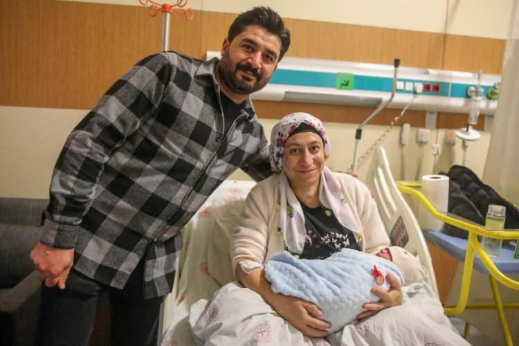 <p>Bebek ve annesini ziyaret eden Kaymakam Murat Karaloğlu, aileyi tebrik ederek bebeğe &ccedil;eyrek altın taktı.</p>
