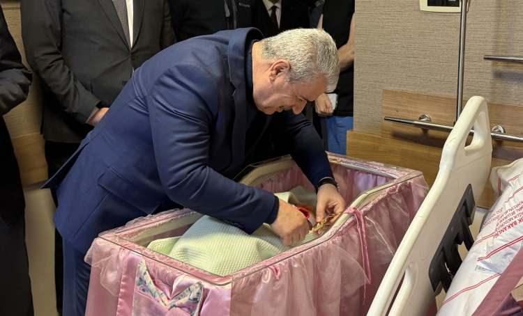 <p><span style="color:#FF0000"><strong>KONYA</strong></span></p>

<p>&nbsp;</p>

<p>Konya'da 2026 yılının ilk bebekleri bir dakika arayla Dr. Ali Kemal Belviranlı Kadın Doğum ve &Ccedil;ocuk Hastalıkları Hastanesi'nde doğdu.</p>
