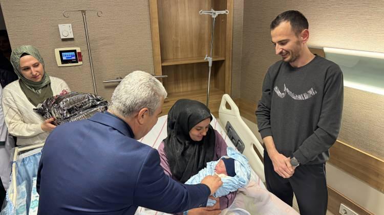 <p>Kent merkezindeki hastanede Cemile ve Hasan &Ouml;zkara &ccedil;iftinin "Alparslan" adını verdikleri evlatları, saat 00.02'de d&uuml;nyaya g&ouml;zlerini a&ccedil;tı.</p>
