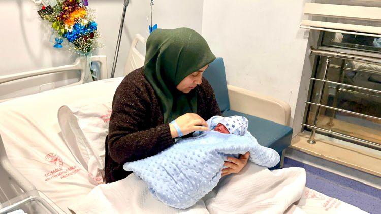 <p><strong><span style="color:#FF0000">MALATYA</span></strong></p>

<p>&nbsp;</p>

<p>Malatya'da 2026 yılının ilk bebeği saat 00.08'de d&uuml;nyaya gelen Semra ve Ali &Ccedil;oban &ccedil;iftinin oğlu Muhammed Ali oldu.</p>
