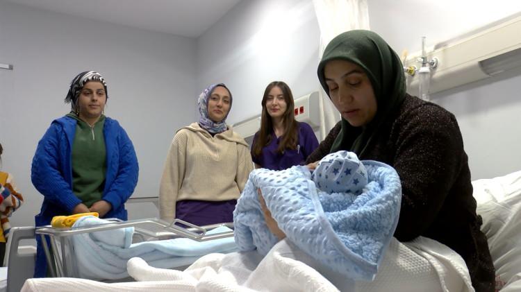 <p>Malatya'da yeni yılın ilk bebeği, Eğitim ve Araştırma Hastanesi'nde d&uuml;nyaya geldi. Semra ve Ali &Ccedil;oban &ccedil;ifti, saat 00.08'de 3 kilo 570 gram olarak d&uuml;nyaya gelen oğullarına 'Muhammed Ali' ismini verdi. Bebeklerini sağlıklı şekilde kucaklarına aldıkları i&ccedil;in mutlu olduklarını belirten anne Semra &Ccedil;oban, "4 kızım var. Oğlumu kucağıma almak yılın en g&uuml;zel mucizesi oldu bize. Kızlarım erkek kardeş &ccedil;ok istiyorlardı, Rabbim nasip etti. Adını Muhammed Ali koyduk. Bebeğimizin yeni yılın ilk dakikalarında doğması hediye oldu bizim i&ccedil;in. İkimizin de sağlığı &ccedil;ok iyi" dedi.</p>
