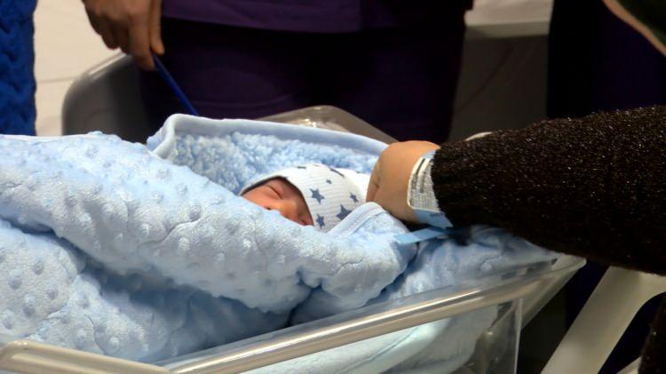 <p>Baba Ali &Ccedil;oban ise, 10 g&uuml;n &ouml;nce annesini kaybettiğini ve d&uuml;nyaya gelen &ccedil;ocuğunun kendisine moral olduğunu ifade ederek, "Evlat evlattır. Kızı erkeği yoktur. 10 g&uuml;n &ouml;nce annemi kaybettim. Buda bana bir destek ve g&uuml;zellik oldu. 4 &ccedil;ocuğum vardı. 5'incisi de erkek oldu ve mutluyuz. Yeni yıl herkese sağlık ve mutluluk getirsin "şeklinde konuştu.</p>
