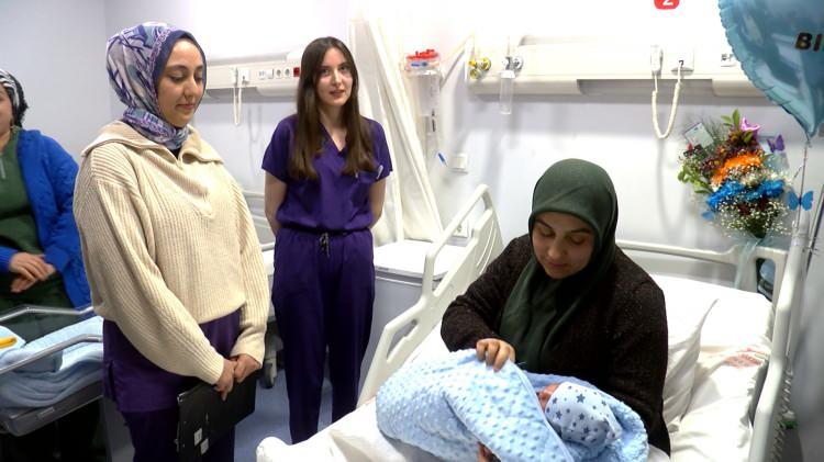 <p>2026 yılının ilk bebeğini d&uuml;nyaya getirdik. Anne ve bebek şu an gayet sağlıklıdır. Bebeğimiz 3 bin 570 gram olarak d&uuml;nyaya geldi. Kendilerine yeni yıl vesilesi ile sağlıklı g&uuml;zel &ouml;m&uuml;rler diliyoruz" diye konuştu.</p>
