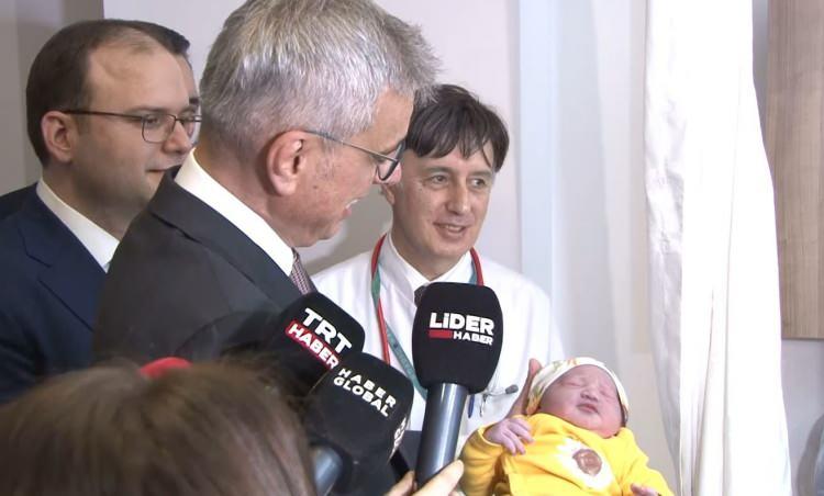 <p><strong>BAKAN MEMİŞOĞLU İSTANBUL'DA YENİ YILIN İLK BEBEKLERİNİ ZİYARET ETTİ</strong></p>

<p>&nbsp;</p>

<p>İstanbul Sarıyer&rsquo;de bulunan Şişli Etfal Hastanesi'nde 2026 yılının ilk bebekleri d&uuml;nyaya geldi. Sağlık Bakanı Kemal Memişoğlu ile İstanbul Valisi Davut G&uuml;l, aileleri ziyaret ederek, anne ve babaları tebrik etti.</p>
