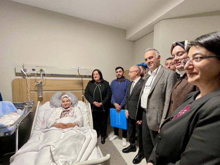 <p>Bursa Şehir Hastanesi'nin yaklaşık 1500 yatak kapasitesiyle b&ouml;lgenin en b&uuml;y&uuml;k hastanelerinden biri olduğunu aktaran G&uuml;rkan, "Bu akşam 2025'in son bebeklerini ve 2026'nın da ilk bebeklerini ziyarete geldik. Onlara hayır dualarımızı ilettik." dedi.</p>

<p>G&uuml;rkan, Bursa Şehir Hastanesi'nin yılda &uuml;&ccedil; milyona yakın hastaya hizmet verdiğini belirterek, şunları kaydetti:</p>

<p>"2026 yılı bizim i&ccedil;in &ccedil;ok &ouml;nemli. Bursa i&ccedil;in &ouml;zellikle 1315 yataklı yeni bir hastanemizle faaliyete girmiş olacak. Sağlık hizmetlerine biraz daha hem kaliteyi hem de hizmeti arttırmış olacağız. Bursa i&ccedil;in sadece sağlık alanında değil hızlı trenin, şehir hastanesine giden raylı sistemlerin de hizmete gireceğini d&uuml;ş&uuml;n&uuml;rsek bu yıl &ccedil;ok g&uuml;zel hizmetler alacağımızı d&uuml;ş&uuml;n&uuml;yoruz. Bu akşam ekip arkadaşlarımızla beraber yeni d&uuml;nyaya gelen bebeklerimizi ziyaret ettik, onlara hayır dualarımızı ilettik. T&uuml;m milletimize ve hemşehrilerimize hayırlı ve huzurlu yıllar diliyorum."</p>
