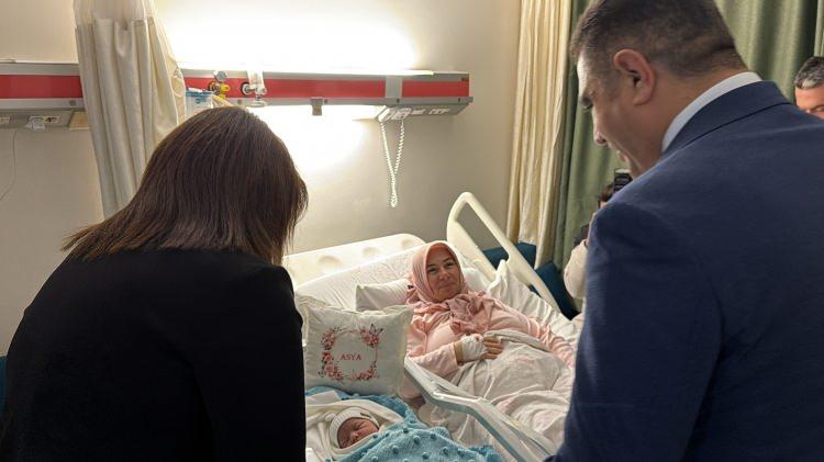 <p><span style="color:#FF0000"><strong>D&Uuml;ZCE</strong></span></p>

<p>&nbsp;</p>

<p>D&uuml;zce&rsquo;de 2026 yılının ilk bebeği Berra ile 2025 yılının son bebeği Asya, sağlıklı bir şekilde d&uuml;nyaya geldi. D&uuml;zce Atat&uuml;rk Devlet Hastanesi Muncurlu Kadın Doğum ve &Ccedil;ocuk Acil Servisi&rsquo;nde saat 01.00&rsquo;de ger&ccedil;ekleşen doğumda 2026 yılının ilk bebeği Asya Keskin, d&uuml;nyaya g&ouml;zlerini a&ccedil;tı. 2025 yılının son bebeği Berra G&uuml;noğlu ise, aynı hastanede 31 Aralık 2025 saat 23.00&rsquo;te d&uuml;nyaya geldi.</p>
