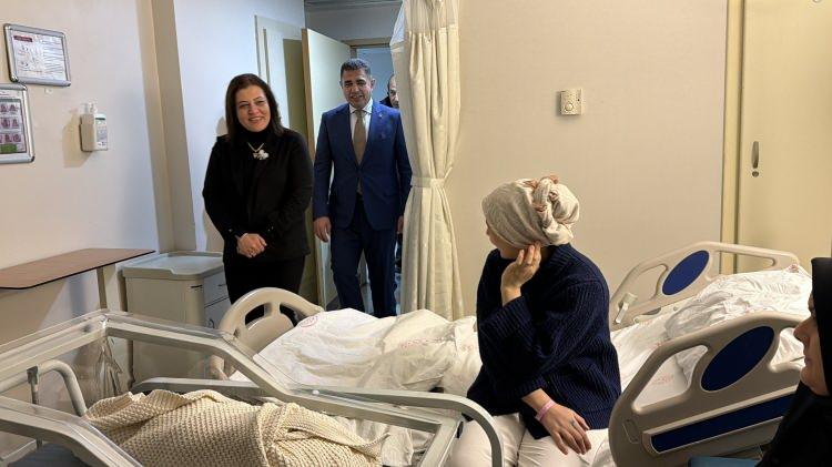 <p><strong>'&Uuml;&Ccedil;&Uuml;NC&Uuml; &Ccedil;OCUĞUM MUTLUYUM'</strong></p>

<p>&nbsp;</p>

<p>Yılın ilk bebeği Asya&rsquo;nın annesi Fatma Keskin, sevin&ccedil;li ve mutlu olduğunu dile getirerek, "Yeni yılın ilk bebeği oldu. İnşallah bize hayırlı ve uğurlu bir evlat nasip etsin rabbim. Mutluyuz heyecanlıyız. Değişik bir duygu yılın ilk bebeği olması. Benim &uuml;&ccedil;&uuml;nc&uuml; kızım oldu. Yılbaşına ayarlamadık. Bizim i&ccedil;inde s&uuml;rpriz oldu. Adını Asya koyduk" ifadelerini kuşlandı.</p>
