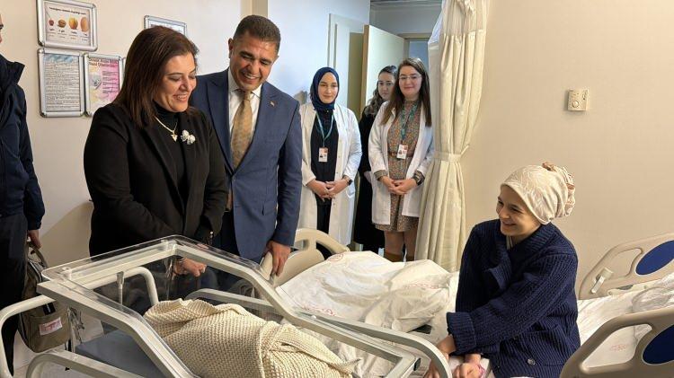 <p><strong>'YILIN SON BEBEĞİ OLDU'</strong></p>

<p>&nbsp;</p>

<p>2025&rsquo;in son bebeği Berra&rsquo;nın annesi Zeynep G&uuml;noğlu da, bebeğine kavuşmanın mutluluğunu yaşadığını belirterek, "&Ccedil;ok heyecanlıyım. Yılın son bebeği oldu. Benim ilk bebeğim olduİsmini de Berra koyduk" dedi.</p>

<p>&nbsp;</p>

<p>Berra bebeğin babası Cevat G&uuml;noğlu da, yeni yıla baba olmanın heyecanıyla girdiğini belirterek, "Allah herkese bu duyguyu yaşatsın" ifadelerini kullandı.</p>
