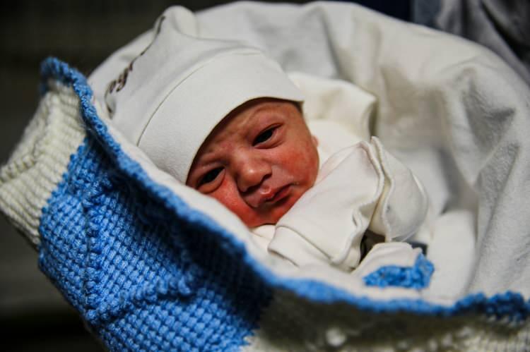 <p><span style="color:#FF0000"><strong>ADANA</strong></span></p>

<p>&nbsp;</p>

<p>Adana&rsquo;da 2026 yılının ilk bebeği, &Ouml;mer(27) ve Nida G&ouml;k&ccedil;e Tabur(26) &ccedil;iftinin oğlu Poyraz oldu.</p>

<p>Adana Şehir Eğitim ve Araştırma Hastanesi&rsquo;nde &Ouml;mer Tabur ile Nida G&ouml;k&ccedil;e Tabur &ccedil;iftinin bebekleri, yeni yılın ilk dakikalarında d&uuml;nyaya geldi.</p>

<p>Akşam saatlerinde doğum sancısı başlayan Nida G&ouml;k&ccedil;e Tabur, hastaneye kaldırıldı.</p>

<p>Doğumhaneye alınan Tabur, yılın ilk saatlerinde Poyraz adını verdikleri erkek bebeklerini d&uuml;nyaya getirdi. Sağlıklı olarak d&uuml;nyaya gelen Poyraz Tabur&rsquo;un, &ccedil;iftin ilk &ccedil;ocuğu olduğu &ouml;ğrenildi.</p>
