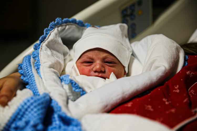 <p><strong>&lsquo;&Ccedil;OK SEVİN&Ccedil;LİYİZ&rsquo;</strong></p>

<p>&nbsp;</p>

<p>&Ccedil;ocuklarının yılın ilk bebeği olmasından dolayı b&uuml;y&uuml;k mutluluk yaşadıklarını s&ouml;yleyen baba &Ouml;mer Tabur, &ldquo;Yeni yıl hepimize sağlık, huzur ve mutluluk getirsin. Merve hocamıza, &ccedil;ocuğumuzu burada sağlıklı bir şekilde d&uuml;nyaya getirdiği i&ccedil;in teşekk&uuml;r ediyoruz. Bebeğimiz vatanımıza, milletimize hayırlı uğurlu olsun. Rabbim isteyen herkese nasip etsin. Normalde 7 Ocak&rsquo;ta doğacaktı ancak Poyraz durmadığı i&ccedil;in yılın ilk g&uuml;n&uuml;nde d&uuml;nyaya geldi. &Ccedil;ok sevin&ccedil;liyiz, &ccedil;ok mutluyuz&rdquo; dedi.</p>
