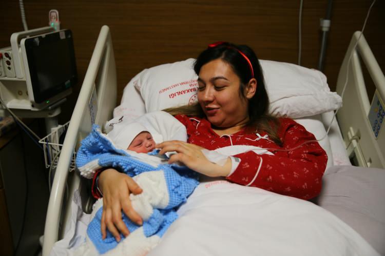 <p><strong>&lsquo;SAĞ SALİM &Ccedil;OCUĞUMUZ D&Uuml;NYAYA GELDİ&rsquo;</strong></p>

<p>&nbsp;</p>

<p>Anne Nida G&ouml;k&ccedil;e Tabur da &ccedil;ok mutlu olduklarını dile getirerek, &ldquo;&Ccedil;ok ş&uuml;k&uuml;r &ccedil;ocuğumuzu sağ salim kucağımıza aldık.</p>
