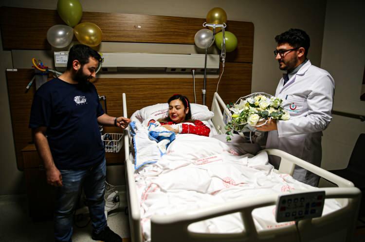 <p>Aslında g&uuml;n&uuml; vardı ancak kendisi bug&uuml;n gelmek istedi. Evladımızın inşallah bize uğur getireceğine inanıyoruz&rdquo; diye konuştu.</p>
