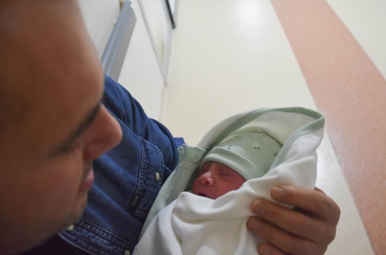 <p><span style="color:#FF0000"><strong>G&Uuml;M&Uuml;ŞHANE</strong></span></p>

<p>&nbsp;</p>

<p>G&uuml;m&uuml;şhane'de 2026 yılının ilk bebeği d&uuml;nyaya geldi.</p>

<p>G&uuml;m&uuml;şhane Devlet Hastanesi'nde, Adem ve &Ouml;zlem Yavuz &Ouml;zdeş &ccedil;iftinin 3 kilo 400 gram doğan bebeklerine "Elif Ada" ismi verildi.</p>

<p>D&uuml;nyaya g&ouml;zlerini a&ccedil;an bebek ile annenin sağlık durumunun iyi olduğu &ouml;ğrenildi.</p>

<p>Kadın Doğum Uzmanı Nuray Keskin, AA muhabirine, yeni yılın ilk bebeğinin doğumunu ger&ccedil;ekleştirmenin mutluluğunu ifade etti.</p>
