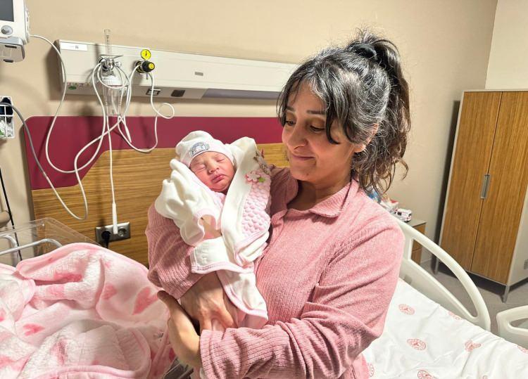 <p><span style="color:#FF0000"><strong>ELAZIĞ</strong></span></p>

<p>&nbsp;</p>

<p>Elazığ&rsquo;da yeni yılın ilk bebekleri Fethi Sekin Şehir Hastanesi Kadın Hastalıkları ve Doğum Kliniği&rsquo;nde d&uuml;nyaya geldi. Nida ve Mahmut Karataş &ccedil;iftinin bebekleri Zeynep H&uuml;ma, 3 kilo 200 gram ağırlığında d&uuml;nyaya geldi.</p>
