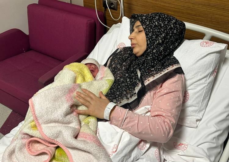 <p>Sevda ve Murat &Ccedil;oban &ccedil;iftinin d&ouml;rd&uuml;nc&uuml; &ccedil;ocukları Ahsen bebek 3 kilo 100 gram, &Ouml;zge ve Ali Esmer &ccedil;iftinin &uuml;&ccedil;&uuml;nc&uuml; &ccedil;ocukları Deniz bebek ise 3 kilo 200 gram olarak doğdu.&nbsp;</p>

