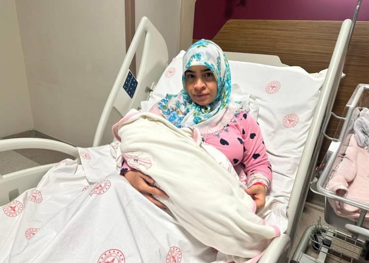 <p>Yeni yılın ilk bebeklerini ziyaret eden Vali Numan Hatipoğlu, AK Parti Elazığ milletvekilleri Erol Keleş, Ejder A&ccedil;ıkkapı ve Mahmut Rıdvan Nazırlı ile Belediye Başkanı Şahin Şerifoğulları, aileleri tebrik ederek bebeklere altın taktı.</p>

<p>&nbsp;</p>
