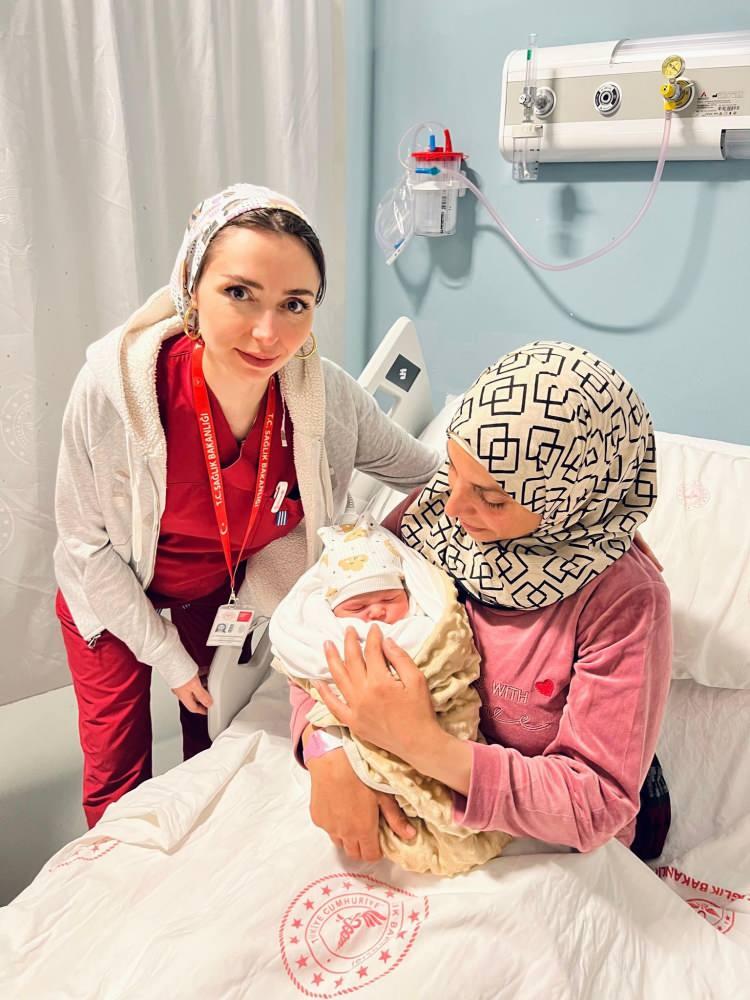 <p><span style="color:#FF0000"><strong>OSMANİYE</strong></span></p>

<p>&nbsp;</p>

<p>Osmaniye Eğitim ve Araştırma Hastanesi&rsquo;nde, Nour Alhosi&ndash;Mahir &ccedil;iftinin 'Elin' adını verdikleri kız bebek, yeni yılın ilk dakikalarında d&uuml;nyaya geldi.&nbsp;</p>
