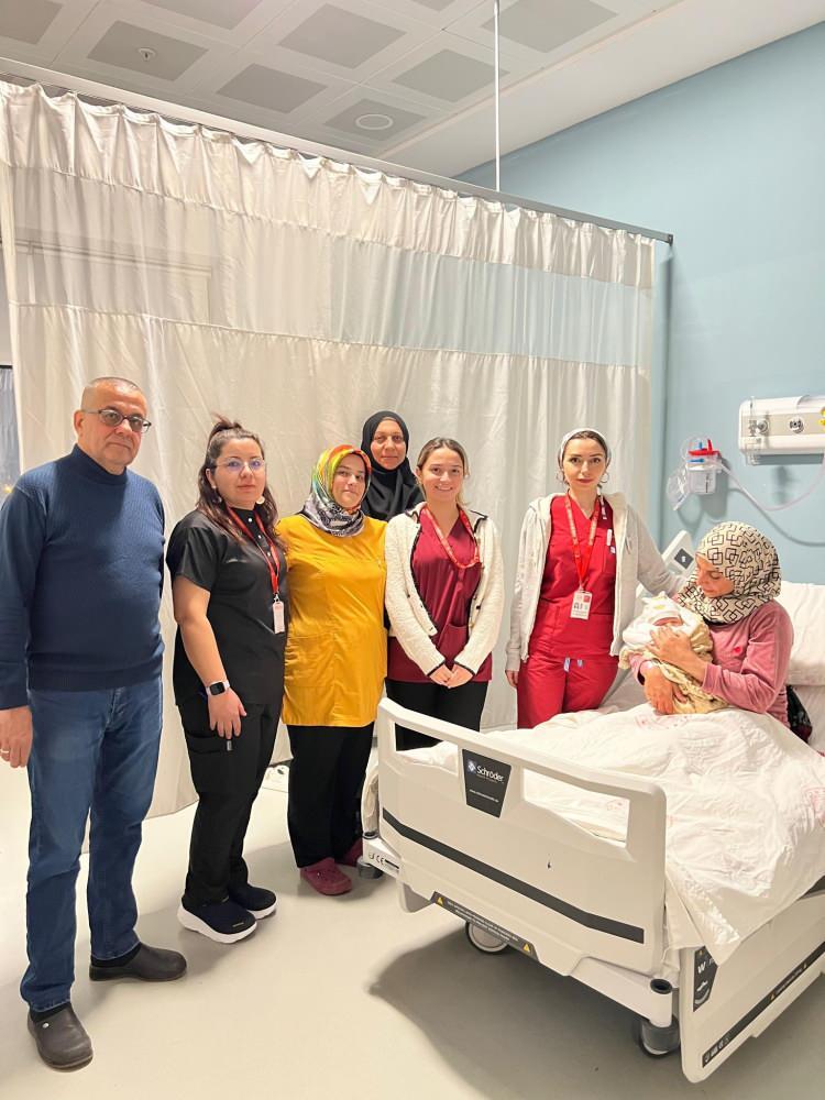 <p>Ailenin beşinci &ccedil;ocuğu olan Elin bebek, normal doğumla sağlıklı bir şekilde d&uuml;nyaya geldi. Hastane y&ouml;netimi tarafından aileye hayırlı olsun ziyareti ger&ccedil;ekleştirilerek &ccedil;eşitli hediyeler takdim edildi. (</p>
