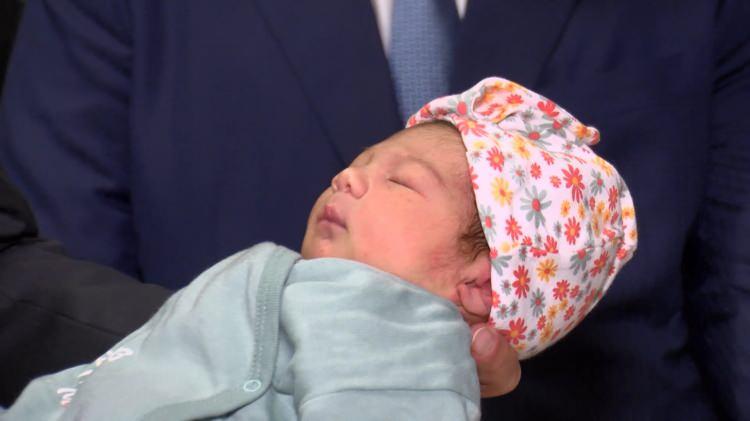 <p><strong>H&Uuml;MEYRA İSİMLİ BEBEĞİ DE ZİYARET ETTİ</strong></p>

<p>&nbsp;</p>

<p>Bakan Memişoğlu, aynı hastanede, yeni yılın ilk bebeklerinden olan H&uuml;meyra isimli bebeği ve ailesini de ziyaret etti. Bebeği kucağına alan Bakan, bebek i&ccedil;in aileye sağlık başta olmak &uuml;zere iyi dileklerini iletti. Annenin sağlık durumu hakkında da bilgi alan Memişoğlu, aile ile sohbet etti. Bakan Kemal Memişoğlu, ziyaretler sonrası hastane personelleriyle hatıra fotoğrafı &ccedil;ektirmesinin ardından, hastaneden ayrıldı.</p>

<p>&nbsp;</p>
