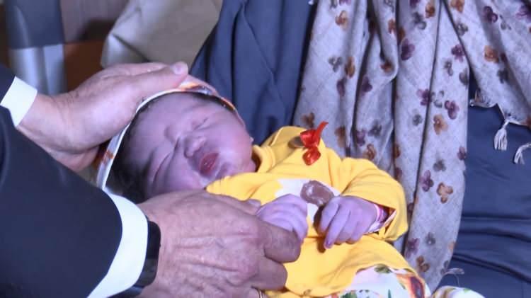 <p><br />
Anneye hediye taktim eden Memişoğlu, "Normal doğumla 4&rsquo;&uuml;n&uuml;c&uuml; doğum. Annesi sağlıklı, baba da huzurlu mutlu. Allah bağışlasın. Vatanımıza, milletimize huzurlar, mutluluklar diliyorum. 2026 daha iyi olsun inşallah. Ebelerimizle, doktorlarımızla, b&uuml;t&uuml;n Hamidiye Etfal ekibine, Sarıyer&rsquo;deki hastanemizde ki t&uuml;m ekibimize teşekk&uuml;r ediyoruz, mutlu seneler" şeklinde konuştu.</p>
