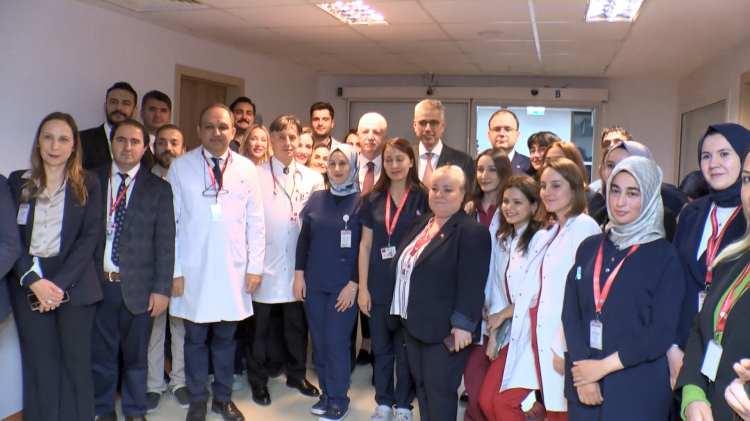 <p><strong>'T&Uuml;M DOKTORLARA DA TEŞEKK&Uuml;R EDİYORUM'</strong></p>

<p>&nbsp;</p>

<p>Bebeğini kucağına almanın heyecanını yaşayan Aysel Kızıltaş da, "&Ccedil;ok mutluyum, şaşkınım da. T&uuml;m doktorlara da teşekk&uuml;r ediyorum. &Ccedil;ok yardımcı oldular bana. Sevin&ccedil;liyim" dedi.</p>
