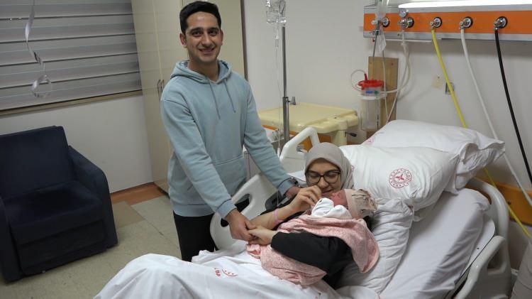 <p>RİZE</p>

<p>&nbsp;</p>

<p>Rize'de 2026 yılının ilk bebeği 00.00'da doğan Elif Bilge G&uuml;ndoğdu oldu.</p>

<p>Sema ve Abd&uuml;lkadir G&uuml;ndoğdu &ccedil;iftinin ilk &ccedil;ocuğu Rize Devlet Hastanesi'nde 2026 yılının ilk dakikasında d&uuml;nyaya geldi.</p>

<p>G&uuml;ndoğdu &ccedil;ifti 1 Ocak 2026 saat 00.00'da doğan bebeklerine Elif Bilge ismini verdi. Elif Bilge bebeğin doğumu hem aileye hem de hastaneye yılın ilk mutluluğunu getirdi.</p>
