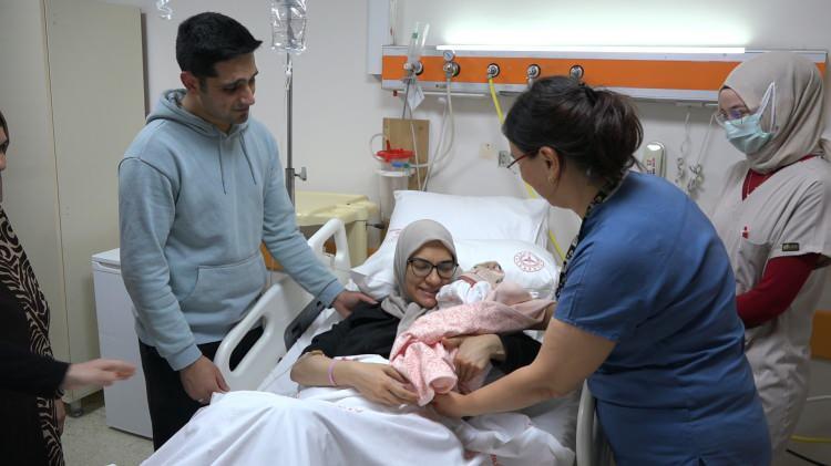 <p>Yeni yılın ilk dakikalarına anne olarak başlayan Sema G&uuml;ndoğdu, 2026'nın kendilerine en g&uuml;zel hediyesinin Elif Bilge bebek olduğunu dile getirerek, "&Ccedil;ok mutluyum. Her şey i&ccedil;in &ccedil;ok teşekk&uuml;r ederim. Yeni yıl bize yeni bir hediye ile geldi. Doğum s&uuml;recince burada emeği ge&ccedil;en herkese &ccedil;ok teşekk&uuml;r ediyorum. 2026'nın en g&uuml;zel hediyesi oldu bize. Tam 00.00'da doğdu. &Ccedil;ok mutlu etti bizi" dedi.</p>
