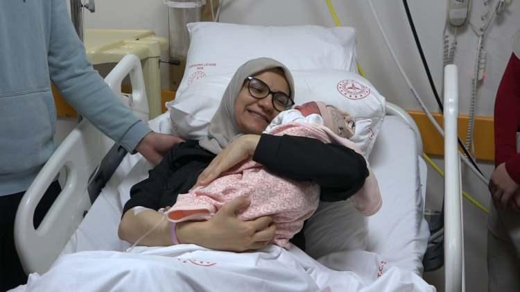 <p>Elif Bilge bebeğin babası Abd&uuml;lkadir G&uuml;ndoğdu ise, kızını kucağına aldığında g&ouml;zyaşlarını tutamadığını dile getirerek, "&Ouml;ncelikle hemşirelerinden, ebelerine, doktorlara kadar, hastaneni &ccedil;alışanlarına kadar herkese &ccedil;ok teşekk&uuml;r ederiz. Ger&ccedil;ekten &ccedil;ok b&uuml;y&uuml;k emekleri oldu. &Ccedil;ok mutluyuz, &ccedil;ok gururluyuz. Elif Bilge bize yeni yılın ilk hediyesi oldu. İlk &ccedil;ocuğum. Kucağıma alana kadar baba olduğumu hissedemiyordum ama ilk kucağıma verdiklerinde g&ouml;z yaşlarımı tutamadım. &Ccedil;ok mutluyum. Bu &ccedil;ok g&uuml;zel bir his" ifadelerini kullandı.</p>
