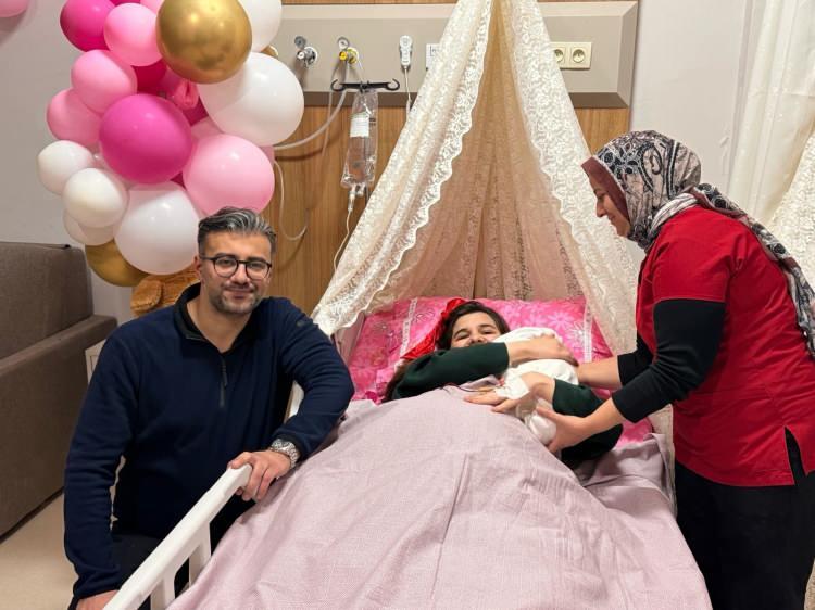 <p><span style="color:#FF0000"><strong>ADIYAMAN</strong></span></p>

<p>&nbsp;</p>

<p>Adıyaman&rsquo;da, 2026 yılının ilk bebeği 3 kilo 350 gram ağırlığında d&uuml;nyaya gelen "R&uuml;ya" bebek oldu.</p>

<p>Gamze ve Muhammet Mustafa Bozkurt &ccedil;iftinin ilk &ccedil;ocuğu olan R&uuml;ya, 2026 yılının ilk dakikalarında 3 kilo 350 gram ağırlığında doğdu.</p>
