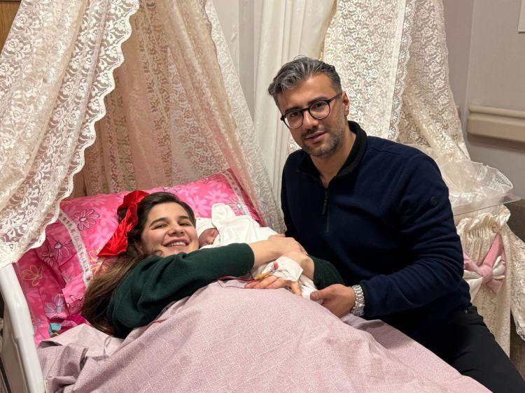 <p>Adıyaman Eğitim ve Araştırma Hastanesi&rsquo;nde doğumu ger&ccedil;ekleştiren Kadın Hastalıkları ve Doğum Uzmanı Op. Dr. Alper Solmaz, anne ve bebeğini serviste ziyaret ederek ge&ccedil;miş olsun dileklerini iletti. Solmaz, hastanın sağlıklı bir şekilde yavrusuna kavuştuğunu ve doğumun saat 00.05&rsquo;te ger&ccedil;ekleştiğini belirtti.</p>
