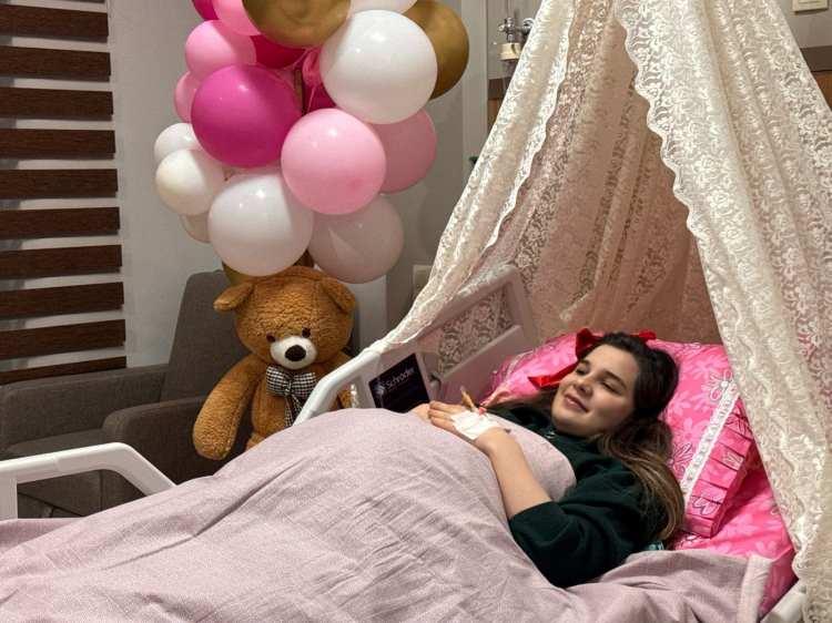 <p>Olduk&ccedil;a mutlu ve heyecanlı olduğunu vurgulayan anne Gamze Bozkurt, "Tarif edilemeyecek kadar g&uuml;zel mutluyum ve &ccedil;ok huzurluyum. &Ccedil;ok ş&uuml;k&uuml;r sağlıkla d&uuml;nyaya geldi. İlk heyecan, ilk mutluluğum. Tarifsiz bir mutluluk yaşıyorum, &ccedil;ok heyecanlıyım. &Ccedil;ok ş&uuml;k&uuml;r sağlıkla geldi" dedi.</p>
