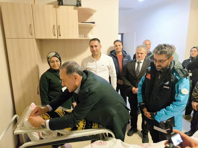 <p><span style="color:#FF0000"><strong>BİNG&Ouml;L</strong></span></p>

<p>&nbsp;</p>

<p>Bing&ouml;l&rsquo;de 2026 yılının ilk bebeği 3 kilo 200 gram olarak d&uuml;nyaya gelen Mihrişah bebek oldu.<br />
Bing&ouml;l&rsquo;de Mihriban ve Burhan Kızıltaş &ccedil;ifti, ikinci &ccedil;ocukları olan Mihrişah bebeğe 2026 yılının ilk dakikalarında kavuştu. Mihrişah bebek, Bing&ouml;l Devlet Hastanesi&rsquo;nde 3 kilo 200 gram ağırlığında d&uuml;nyaya geldi.</p>
